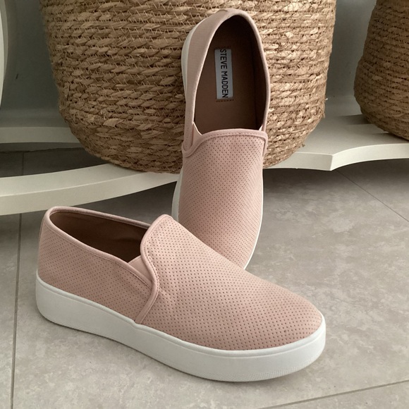 Steve Madden Shoes - 💗 STEVE MADDEN Gracy slip on sneakers 9 NWOT